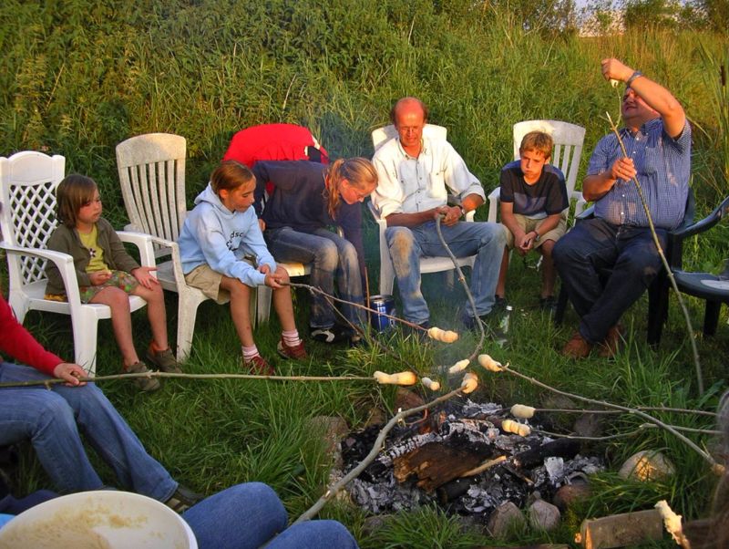 Lagerfeuer mit Stockbrotbacken